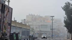 ضباب كثيف يُخيّم على الأجواء في يافا وتدني مستوى الرؤية 